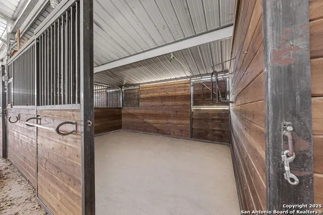 131 Bootlegger Ln Kerrville, TX 78028