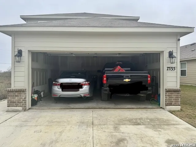 7535 HOMEWOOD LN Elmendorf, TX 78112