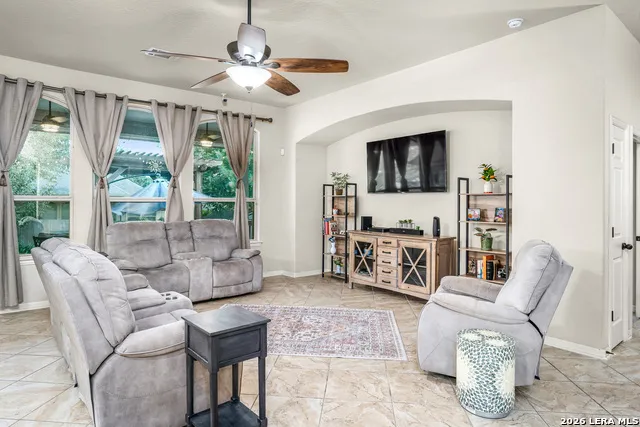 824 Water Oak Schertz, TX 78154