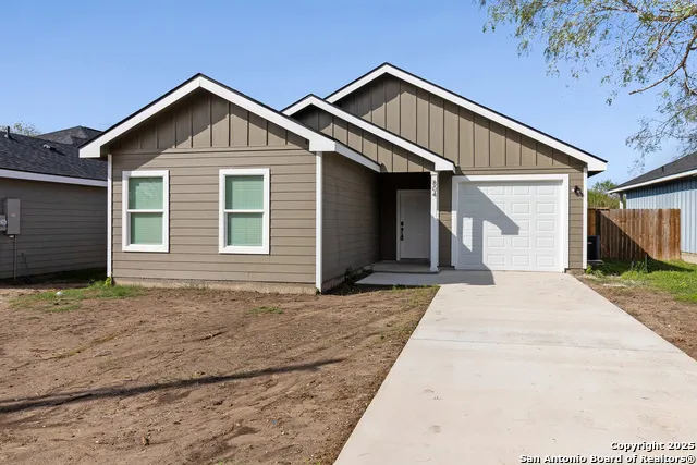 804 W HUNTINGTON ST Beeville, TX 78102