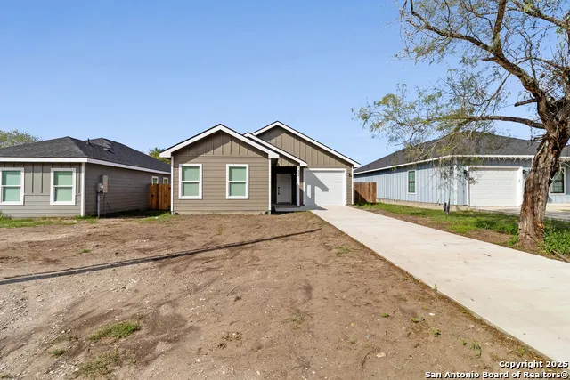 804 W HUNTINGTON ST Beeville, TX 78102