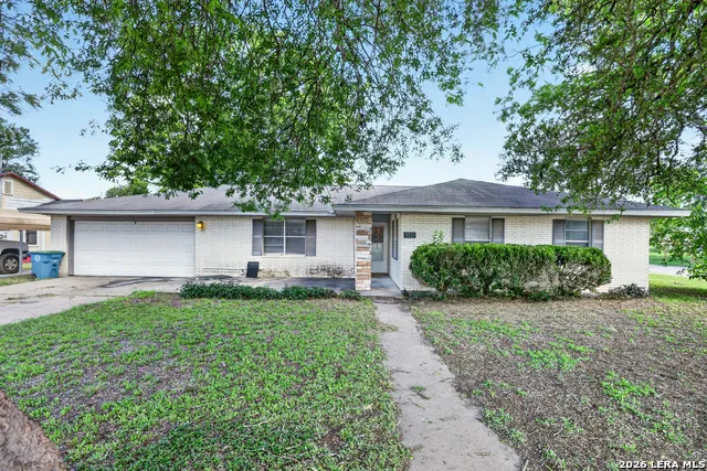 1011 E Hefferman Beeville, TX 78102