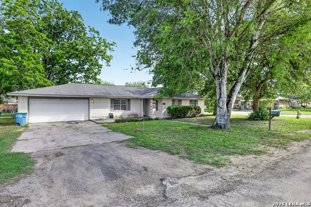 1011 E Hefferman Beeville, TX 78102