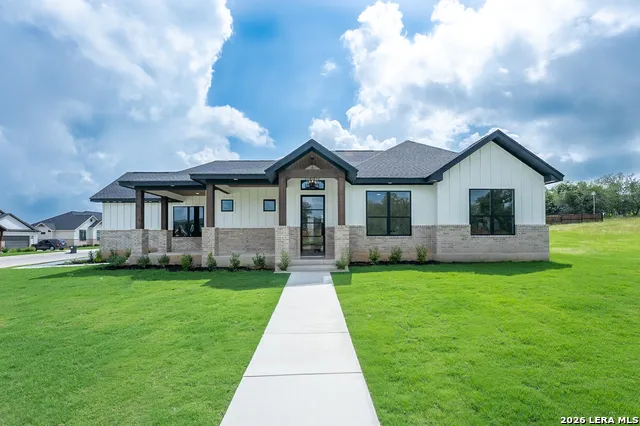 109 CHINABERRY HL La Vernia, TX 78121