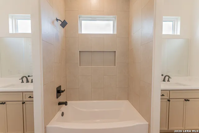 109 CHINABERRY HL La Vernia, TX 78121