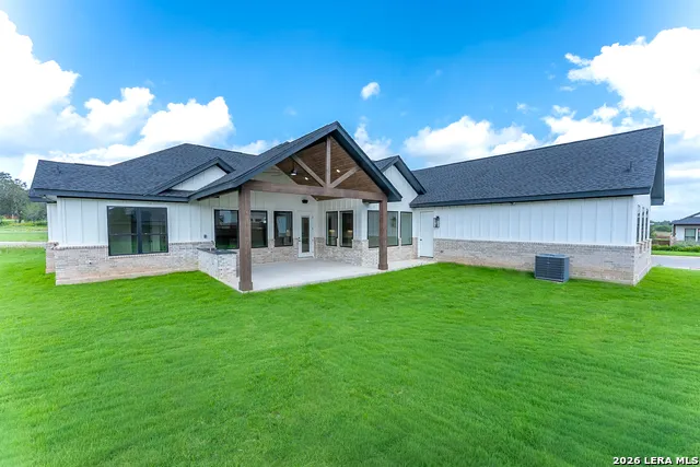 109 CHINABERRY HL La Vernia, TX 78121