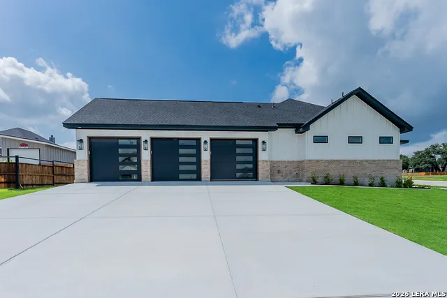 109 CHINABERRY HL La Vernia, TX 78121
