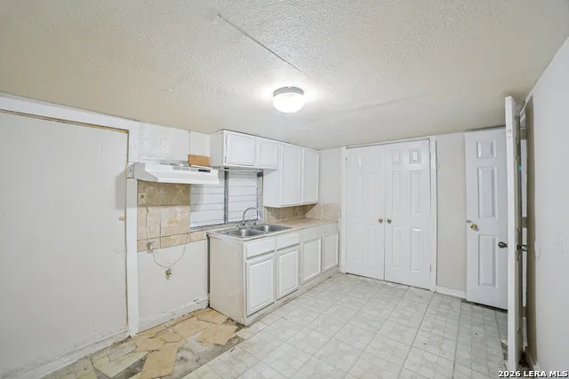 711 John Adams San Antonio, TX 78228