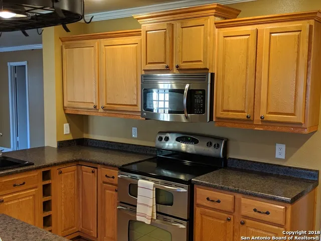 8007 SUNSHINE TRAIL DR San Antonio, TX 78244