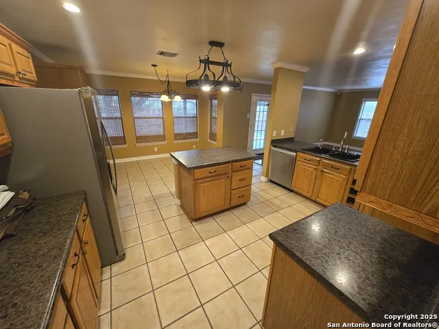 8007 SUNSHINE TRAIL DR San Antonio, TX 78244