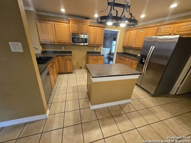 8007 SUNSHINE TRAIL DR San Antonio, TX 78244