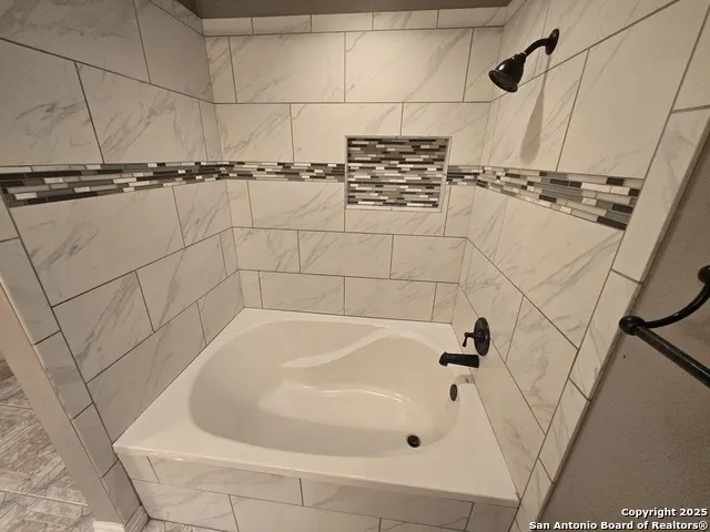 8007 SUNSHINE TRAIL DR San Antonio, TX 78244