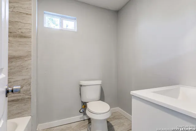 2017 LYONS ST San Antonio, TX 78207