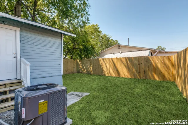 2017 LYONS ST San Antonio, TX 78207
