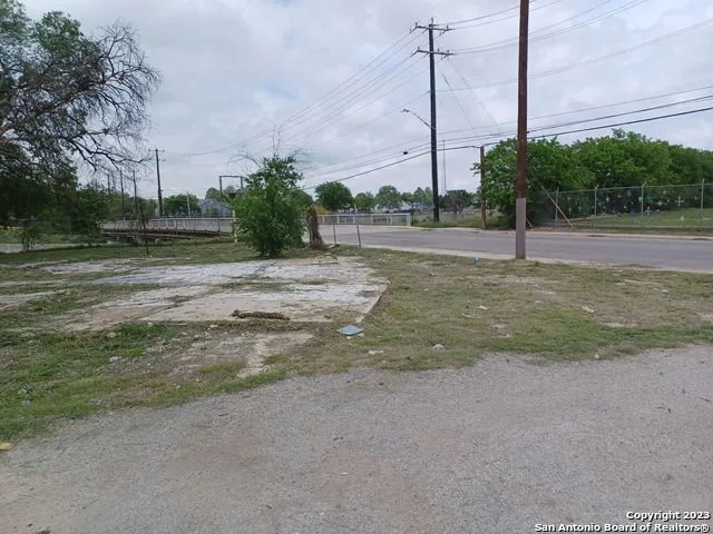 1225 S BRAZOS ST San Antonio, TX 78207
