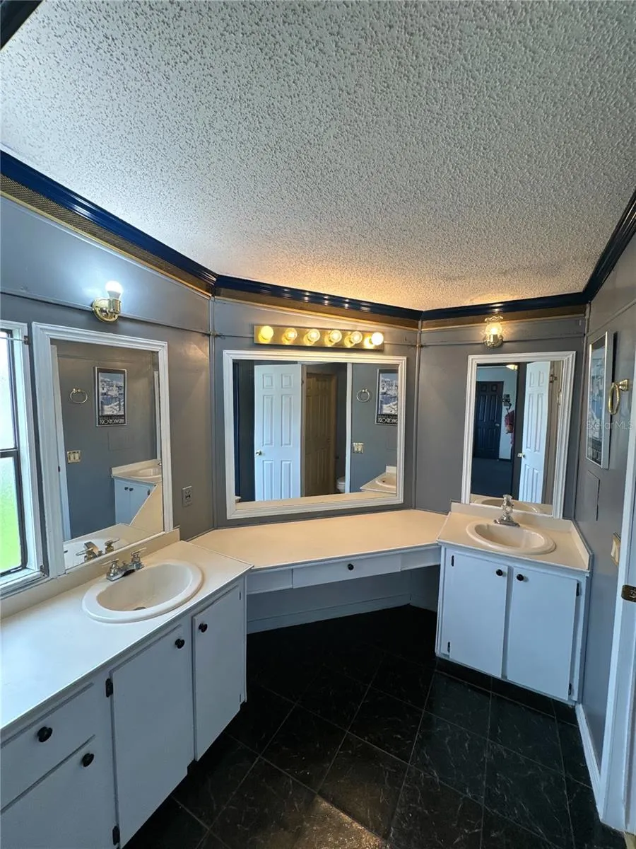 2353 W COACH N FOUR DRIVE Leesburg, FL 34748