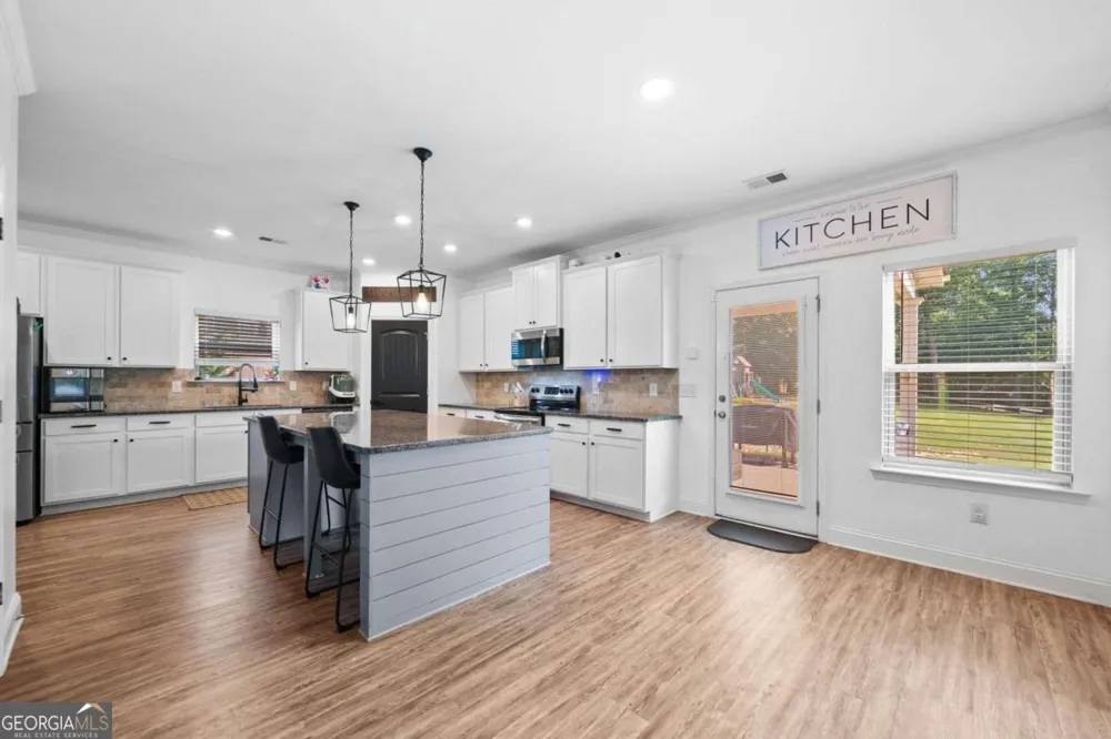 13 Four Feathers LN Rydal, GA 30171