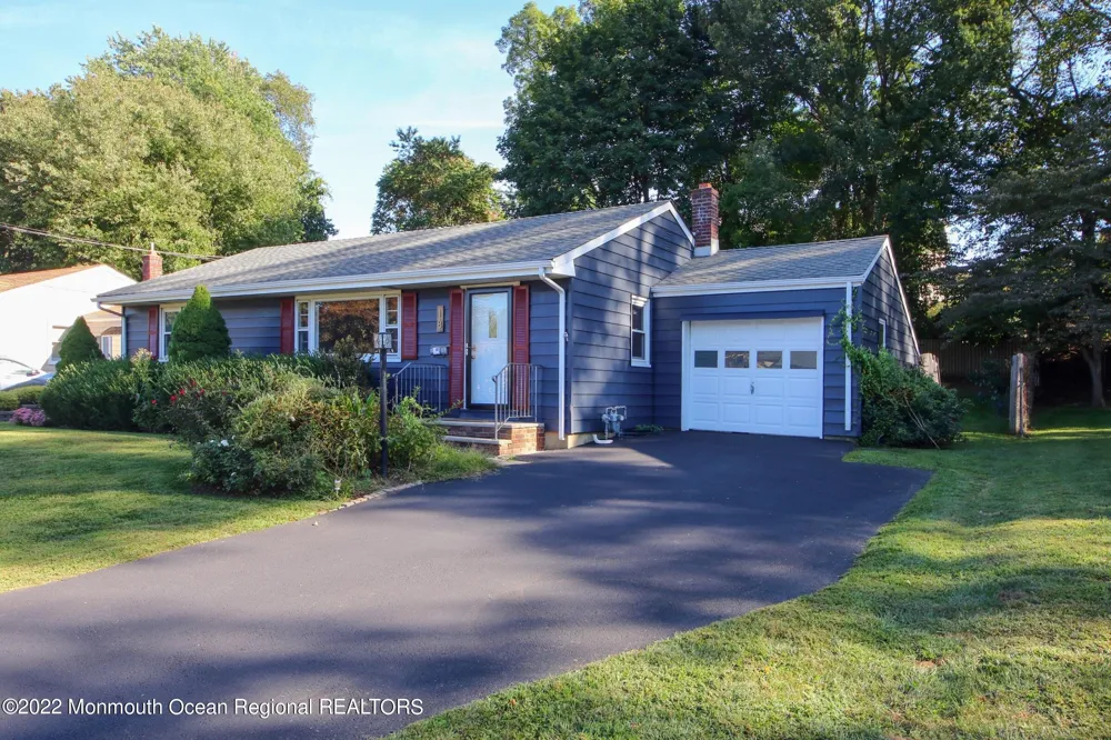 18 Crestview Drive Middletown, NJ 07748