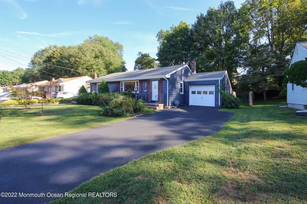 18 Crestview Drive Middletown, NJ 07748