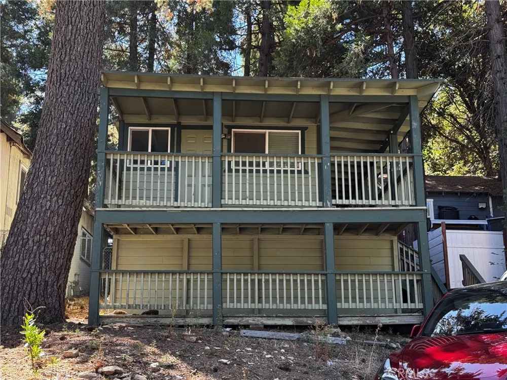 796 Village Crestline, CA 92325