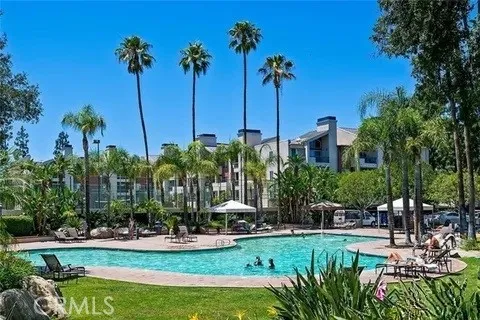 5525 Canoga #320