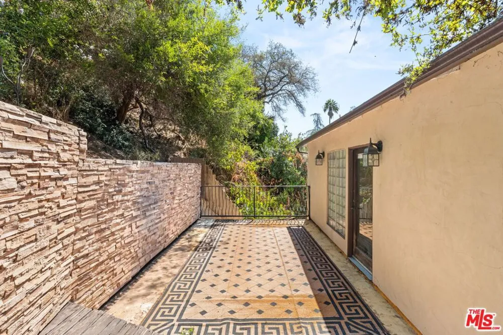 2132 Laurel Canyon Boulevard Los Angeles, CA 90046