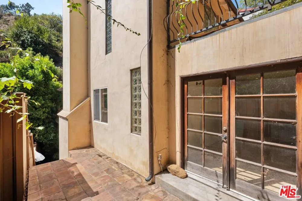 2132 Laurel Canyon Boulevard Los Angeles, CA 90046