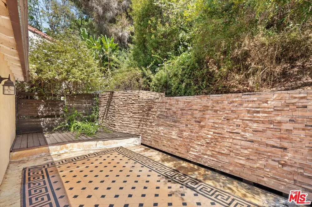 2132 Laurel Canyon Boulevard Los Angeles, CA 90046