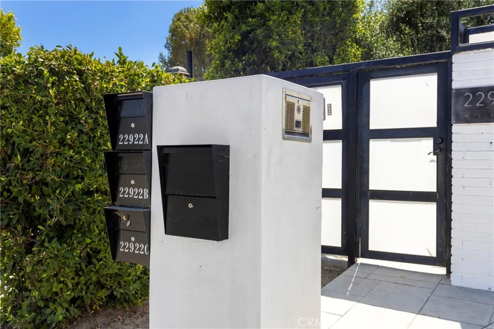 22920 Califa #A Woodland Hills, CA 91367