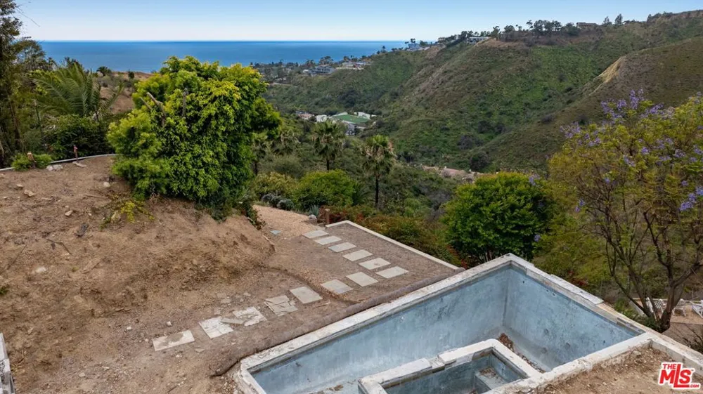 955 Enchanted Way Pacific Palisades, CA 90272