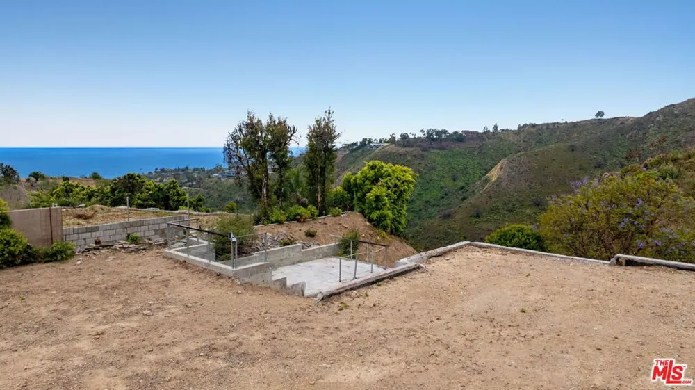 955 Enchanted Way Pacific Palisades, CA 90272