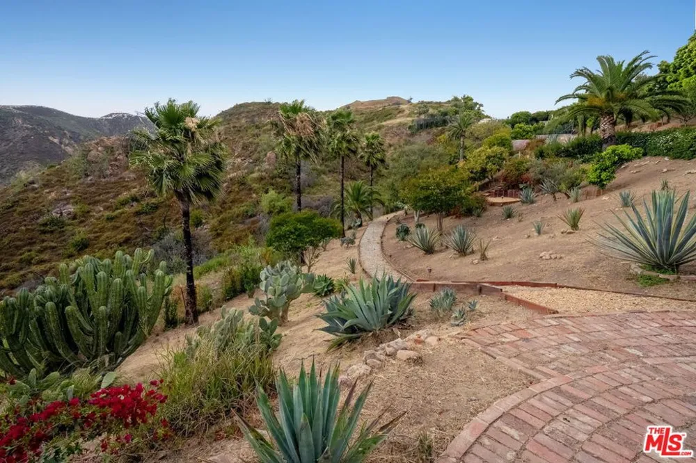 955 Enchanted Way Pacific Palisades, CA 90272