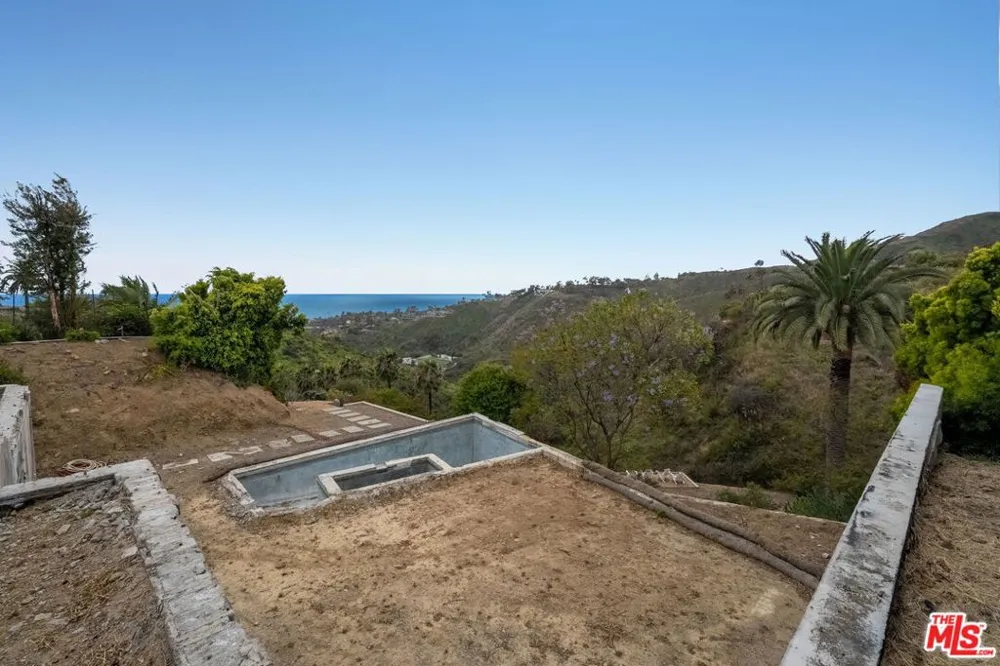955 Enchanted Way Pacific Palisades, CA 90272