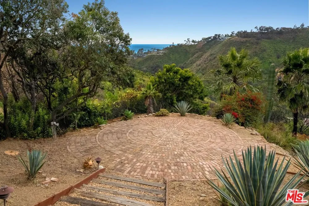 955 Enchanted Way Pacific Palisades, CA 90272