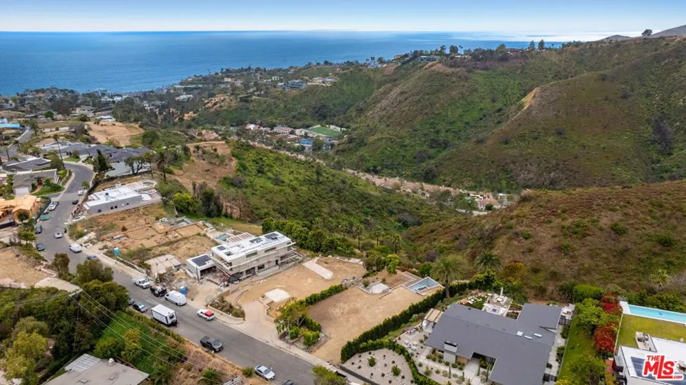 955 Enchanted Way Pacific Palisades, CA 90272