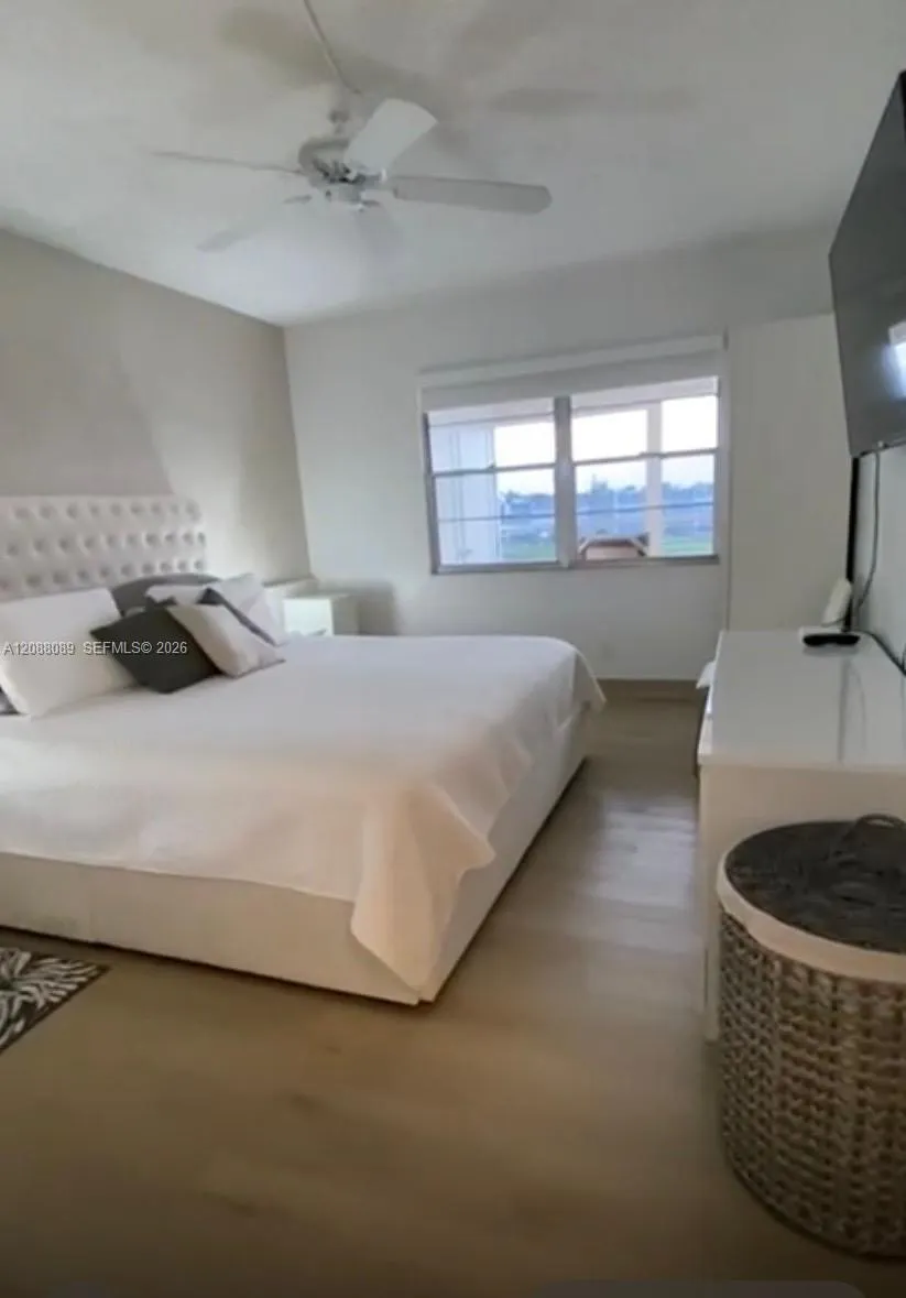 4076 E Guildford E #4 Boca Raton, FL 33434