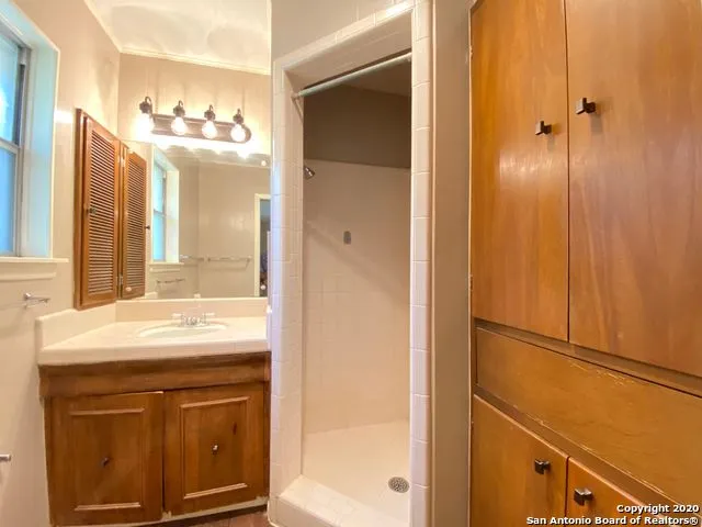 6718 FOREST BND San Antonio, TX 78240