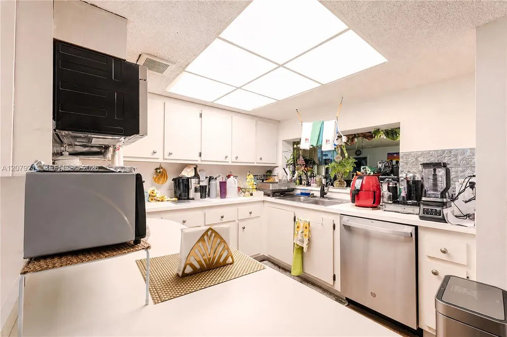 1911 Sabal Palm Dr #101 Davie, FL 33324