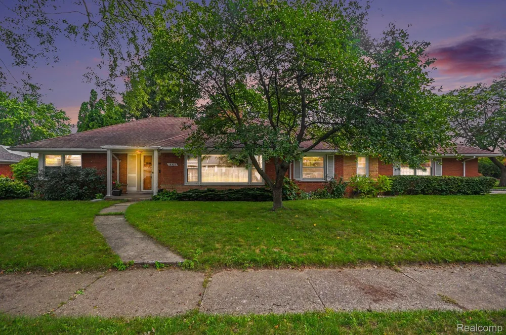 19925 E William Court Grosse Pointe Woods City, MI 48236