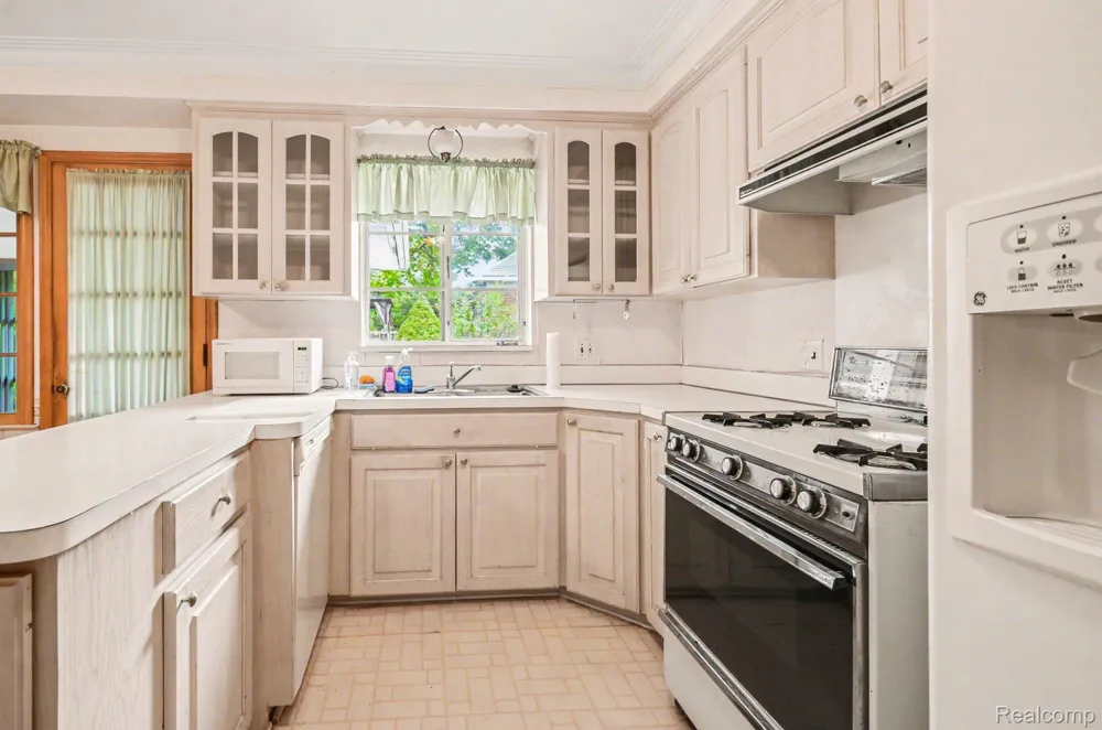 19925 E William Court Grosse Pointe Woods City, MI 48236