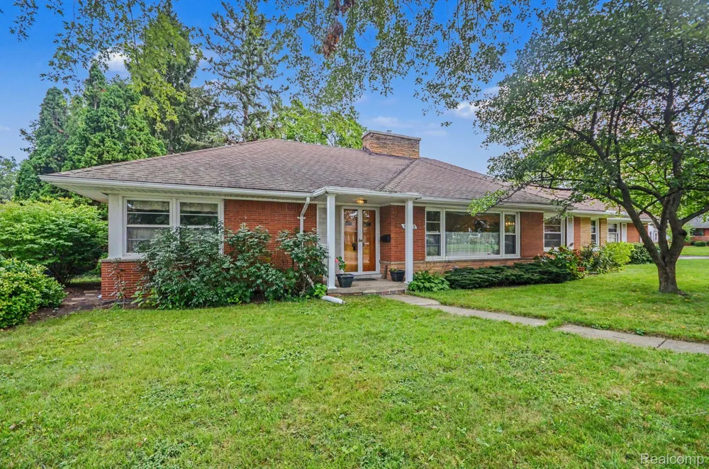 19925 E William Court Grosse Pointe Woods City, MI 48236