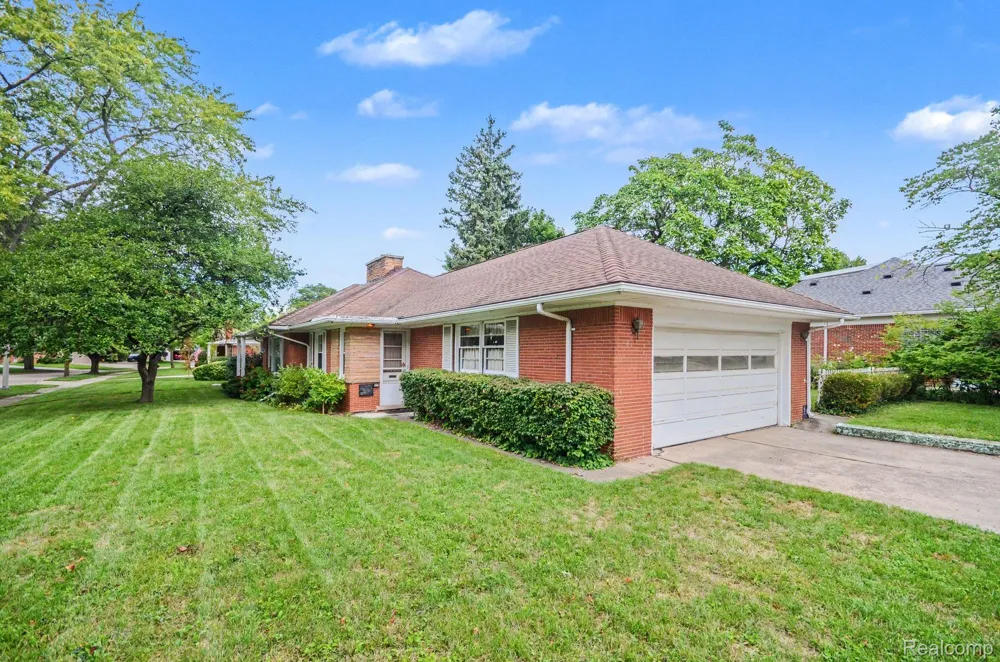 19925 E William Court Grosse Pointe Woods City, MI 48236