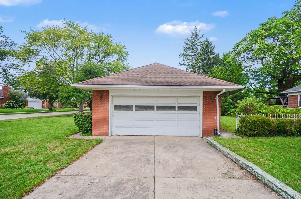 19925 E William Court Grosse Pointe Woods City, MI 48236