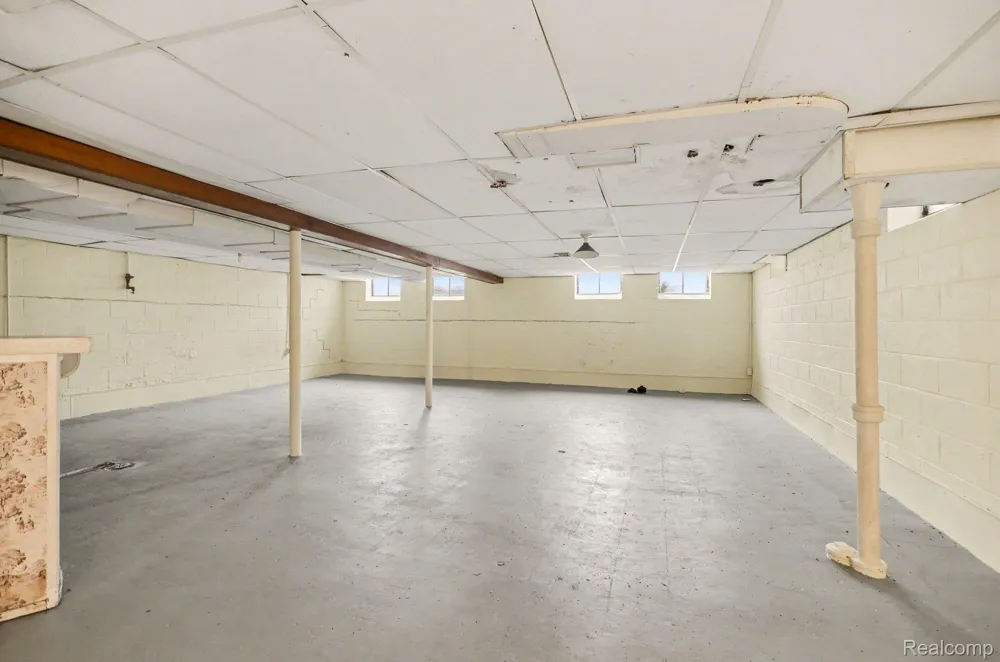 19925 E William Court Grosse Pointe Woods City, MI 48236