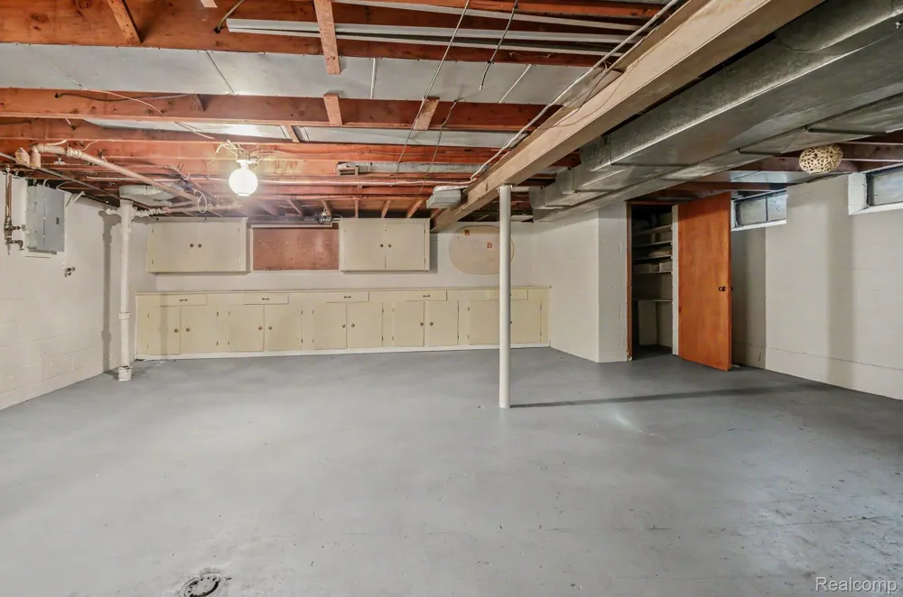 19925 E William Court Grosse Pointe Woods City, MI 48236