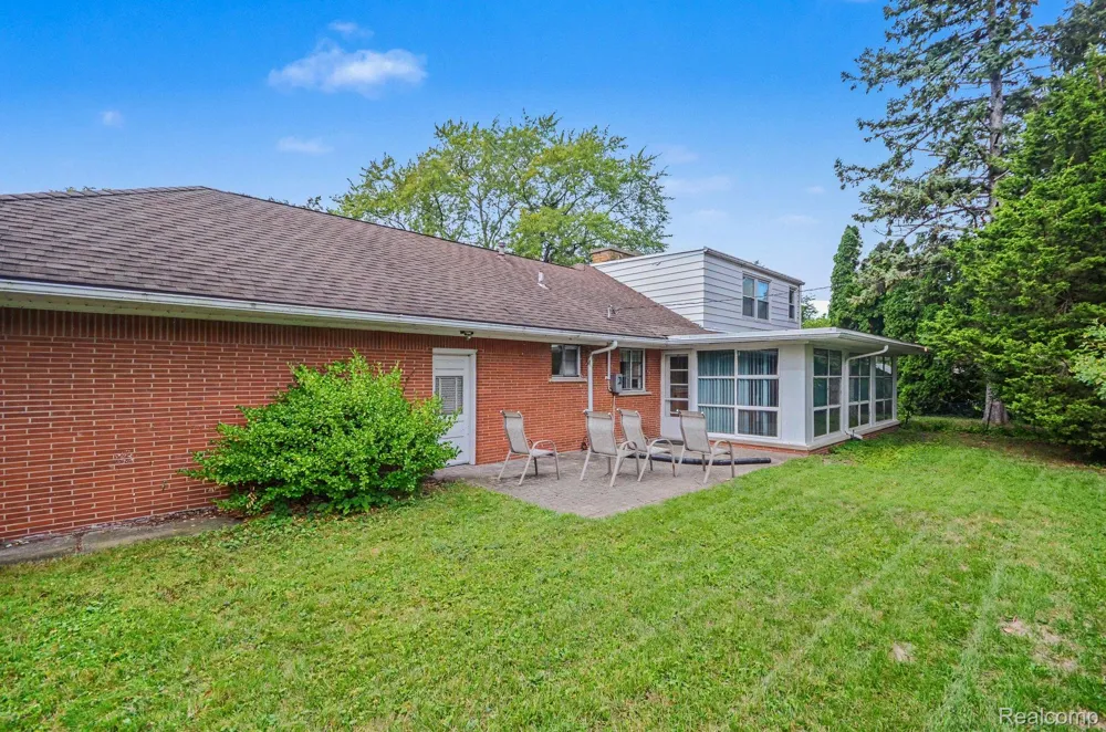 19925 E William Court Grosse Pointe Woods City, MI 48236
