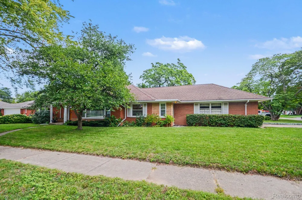 19925 E William Court Grosse Pointe Woods City, MI 48236