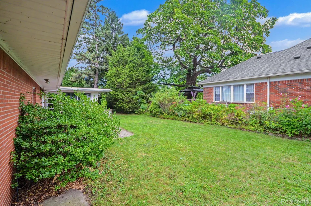 19925 E William Court Grosse Pointe Woods City, MI 48236