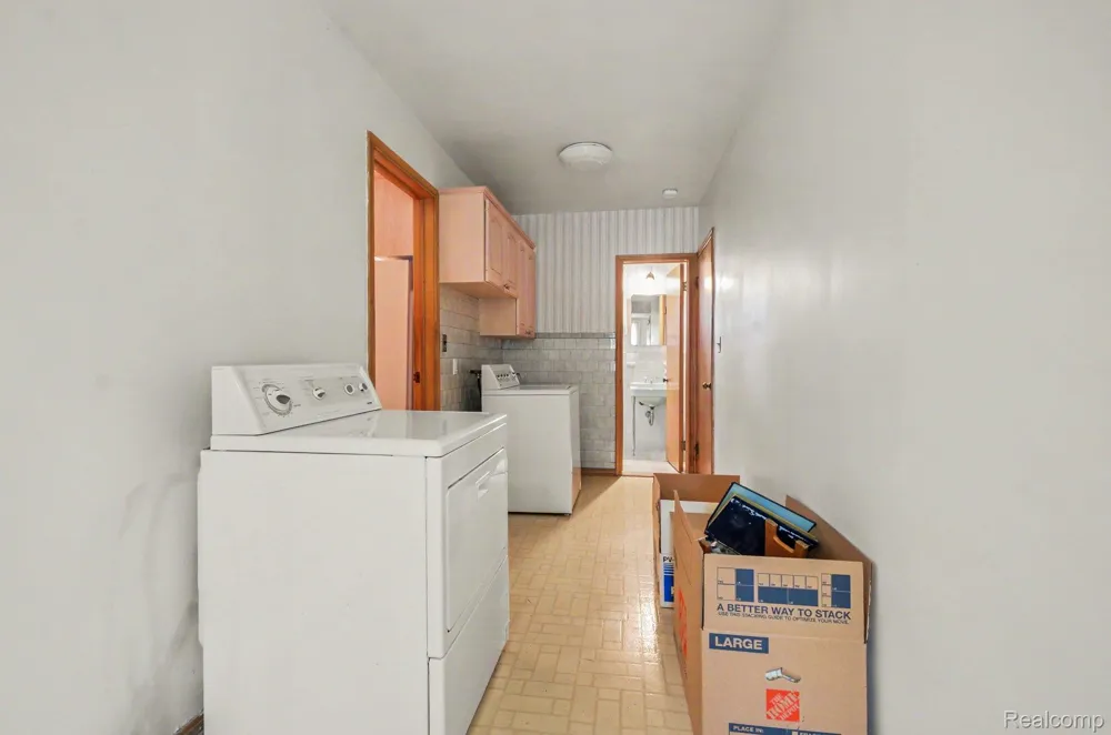 19925 E William Court Grosse Pointe Woods City, MI 48236