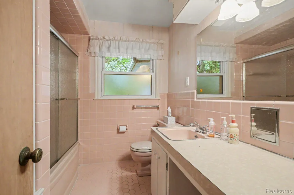 19925 E William Court Grosse Pointe Woods City, MI 48236